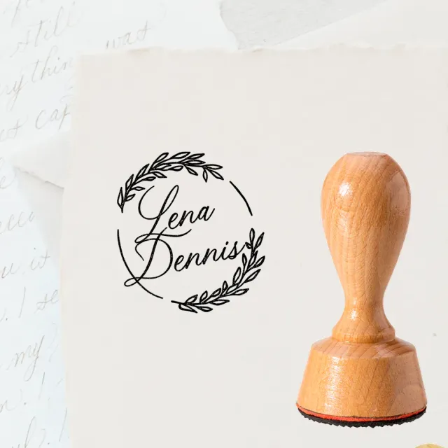 weddingstyle-hochzeitskarten-stempel-mit-namen-rund-holzgriff-30-50-mm image 1