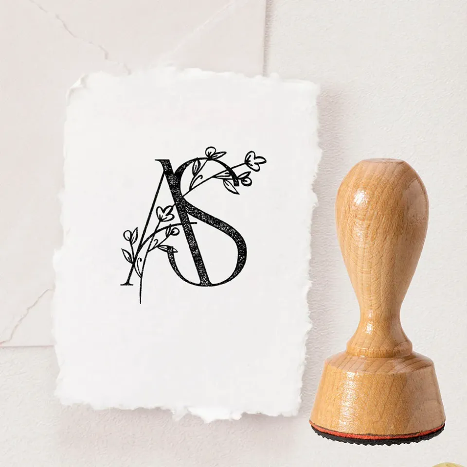 weddingstyle-hochzeitsstempel-logo-initialen-blumen-rund-40-mm image 1