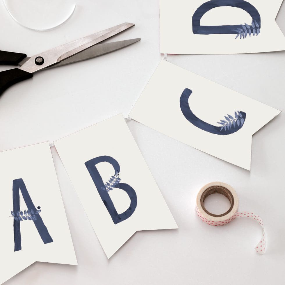 weddingstyle-feier-diy-girlande-blau-zweig-buchstaben image 1
