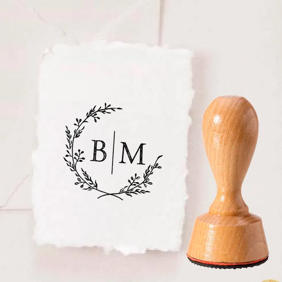 weddingstyle-hochzeitskarten-stempel-gr-ser-initialen-holzstempel-rund image 1