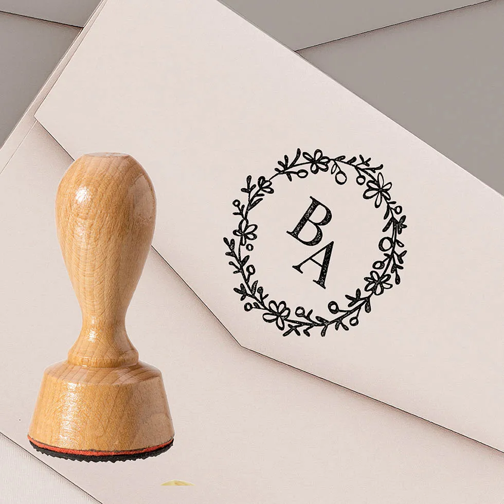 weddingstyle-hochzeitskarten-stempel-initialen-kranz-holzstempel image 1