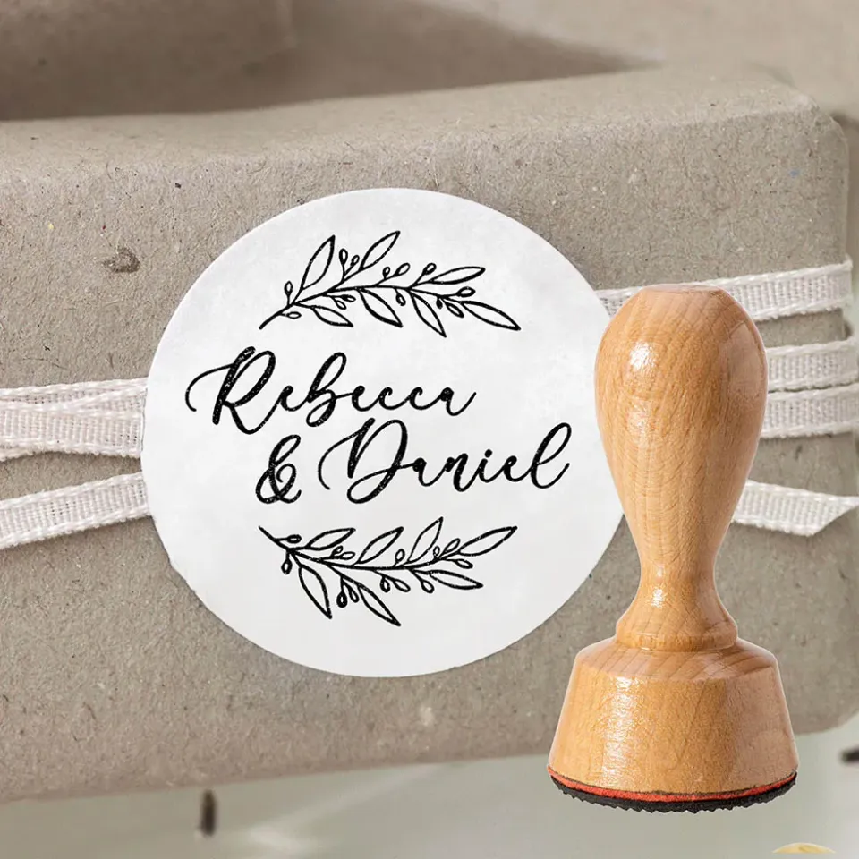 weddingstyle-stempel-hochzeit-rund-namen-holz-30-50-mm image 1