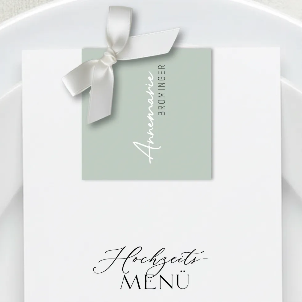 weddingstyle-feier-salbei-platzkarten-hochformat-namen image 1