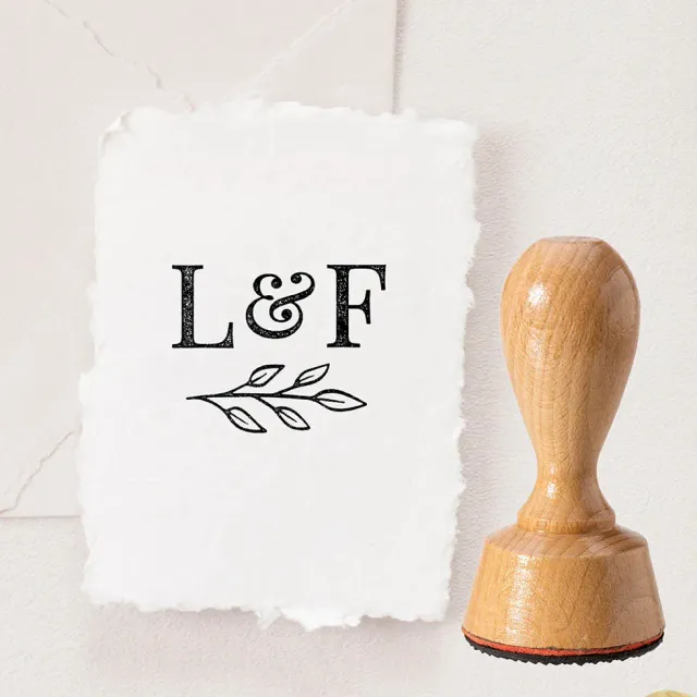 weddingstyle-hochzeitskarten-stempel-initialen-holzstempel-rund-personalisierbar image 1