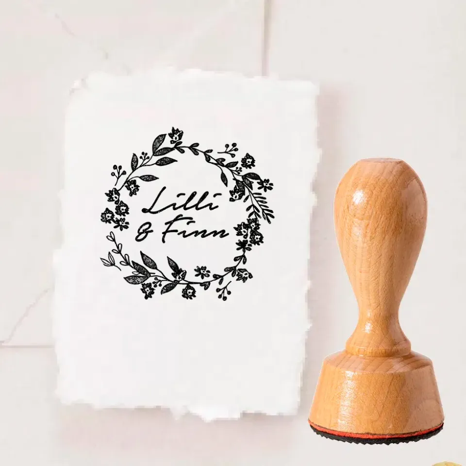 weddingstyle-hochzeitskarten-hochzeitsstempel-blumenranke-rund-holz image 1