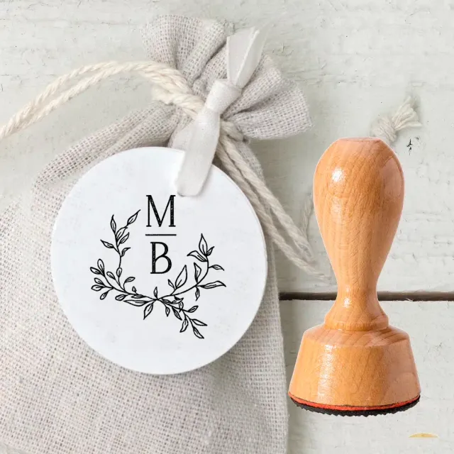 weddingstyle-hochzeitskarten-stempel-hochzeitslogo-zweig-initialen-holz image 1