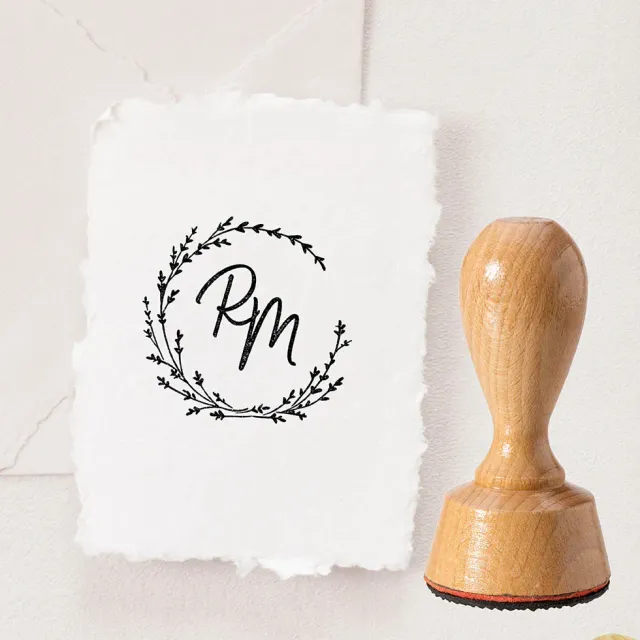 weddingstyle-hochzeitskarten-stempel-gr-ser-initialen-holz image 1