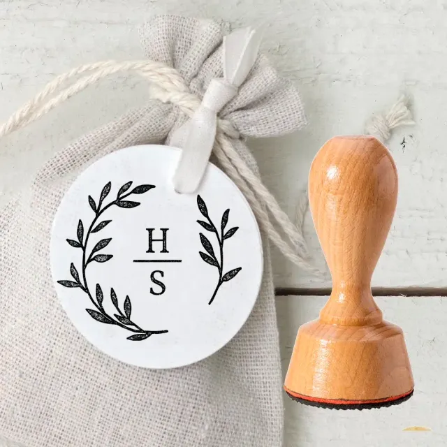 weddingstyle-hochzeitskarten-logo-stempel-initialen-holz-40-mm image 1