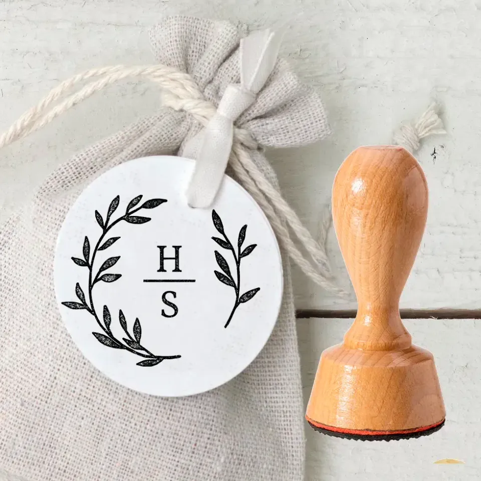 weddingstyle-hochzeitskarten-logo-stempel-initialen-holz-40-mm image 1