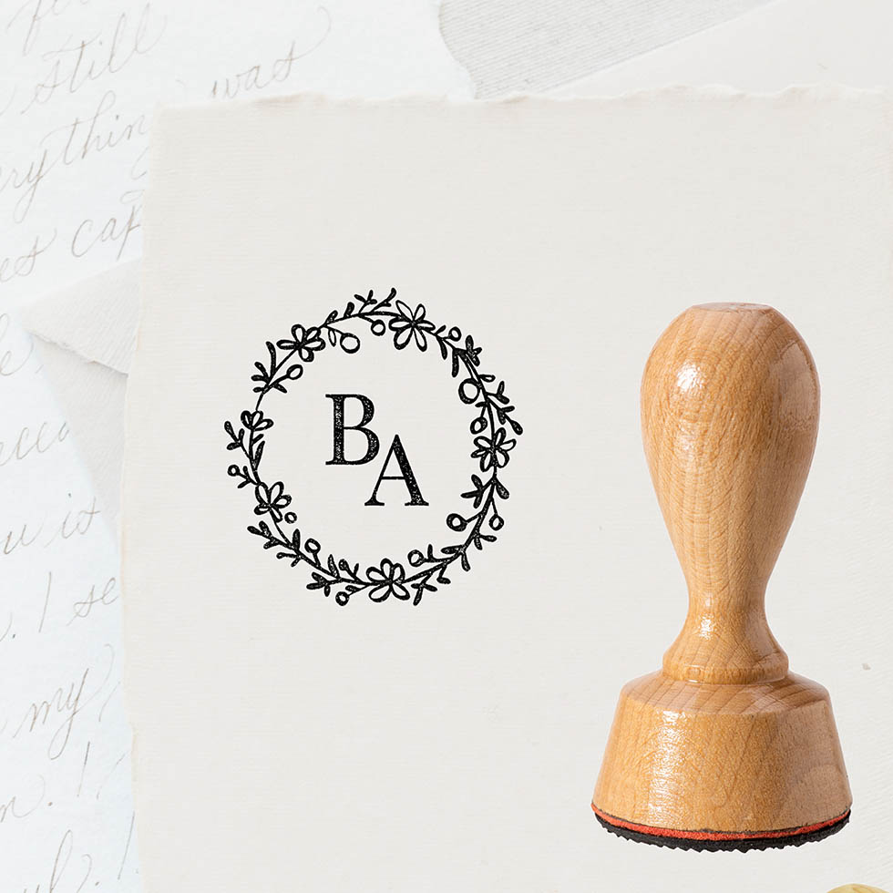 weddingstyle-hochzeitskarten-stempel-initialen-kranz-holzstempel image 2