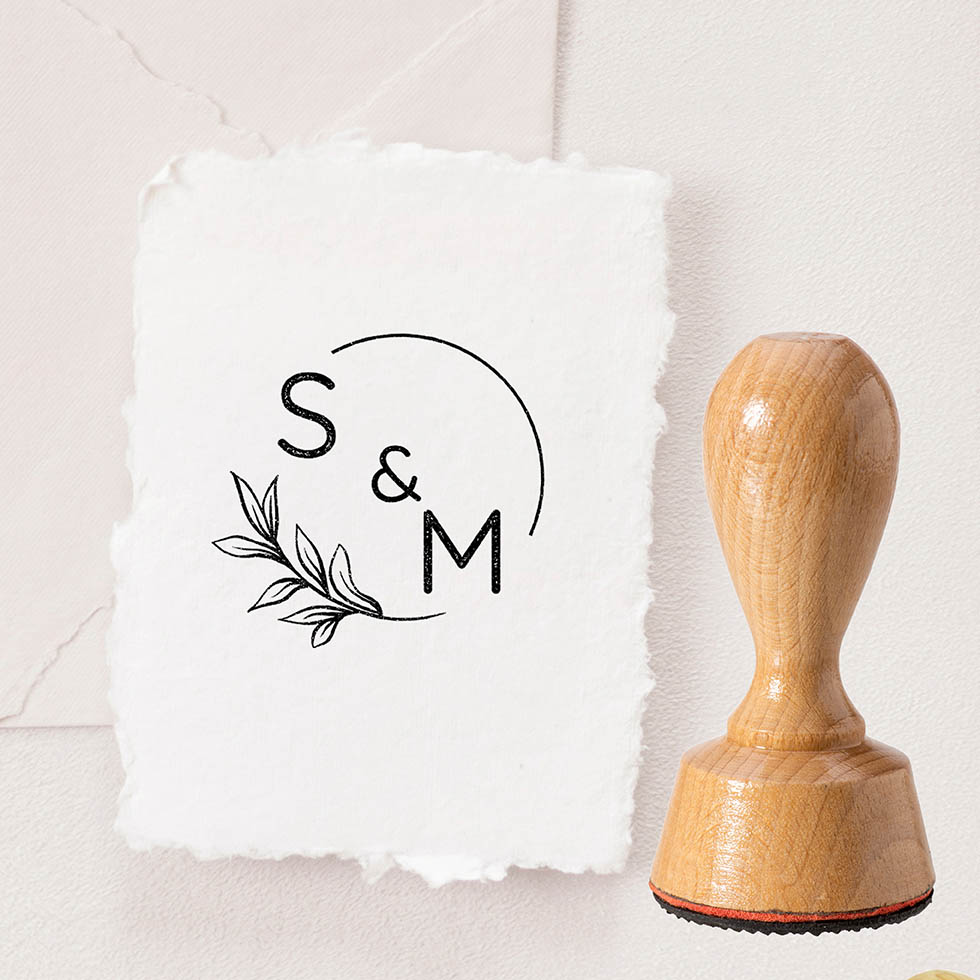 weddingstyle-stempel-initialen-eukalyptus-holzstempel-rund image 2