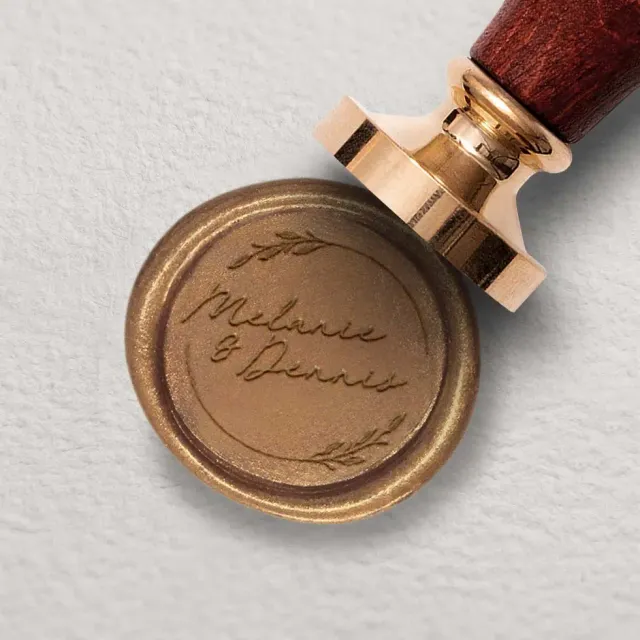 weddingstyle-hochzeitskarten-melanie-dennis-stempel-rund-personalisiert image 1