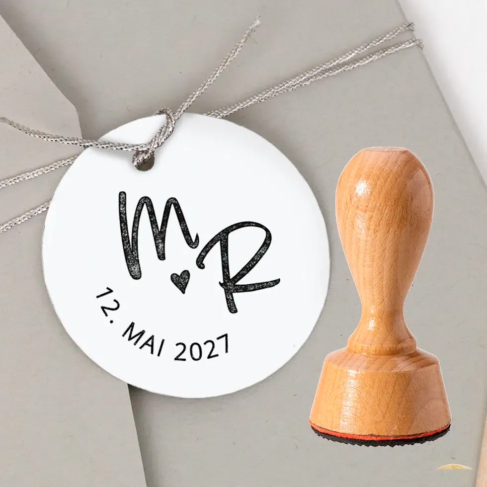 weddingstyle-stempel-hochzeit-initialen-datum-holz-rund image 1