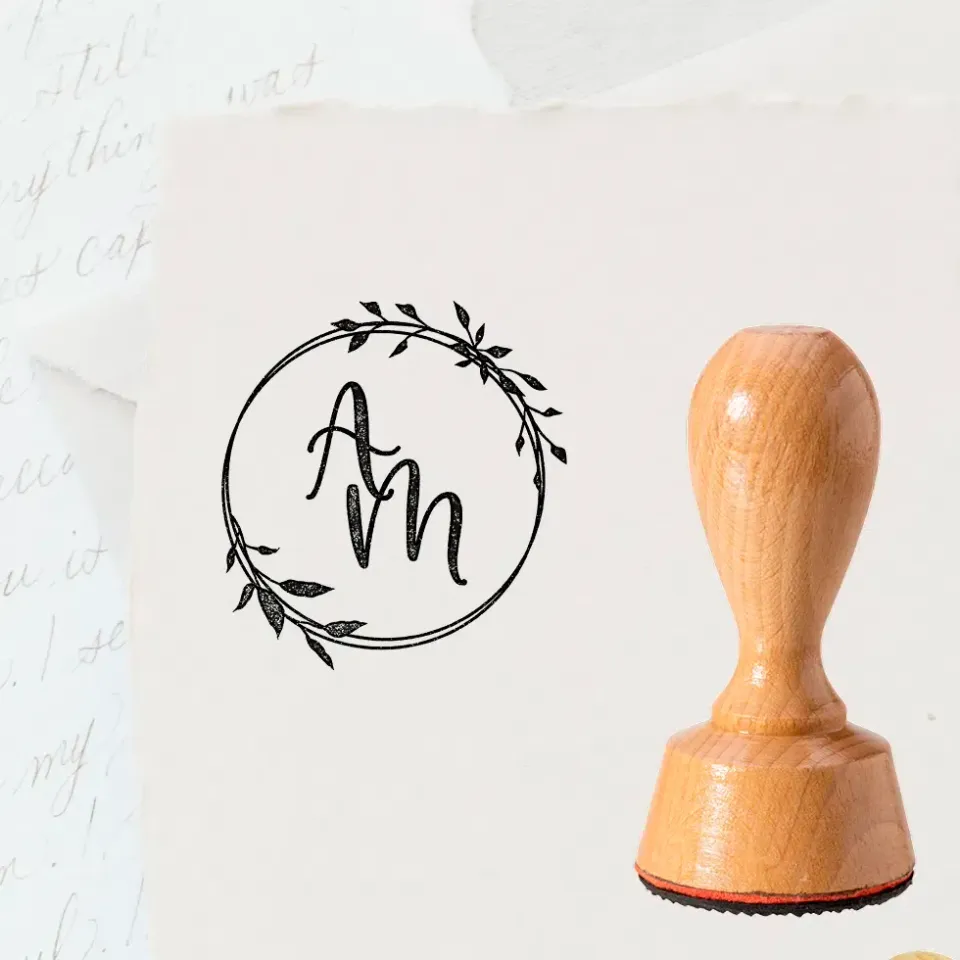 weddingstyle-eukalyptus-hochzeitsstempel-initialen-holz image 1