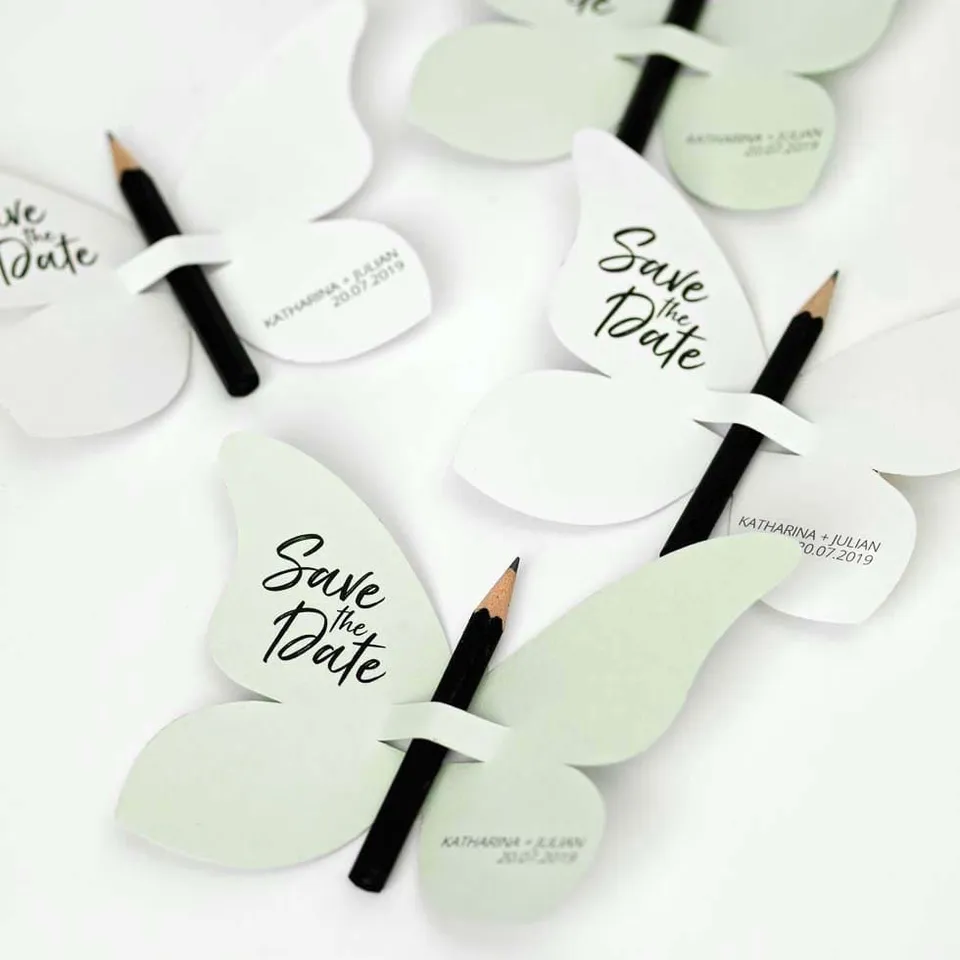 weddingstyle-hochzeitskarten-papierflieger-save-the-date-herz-diy image 1