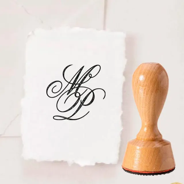 weddingstyle-hochzeitskarten-monogramm-stempel-kalligraphie-holz image 1