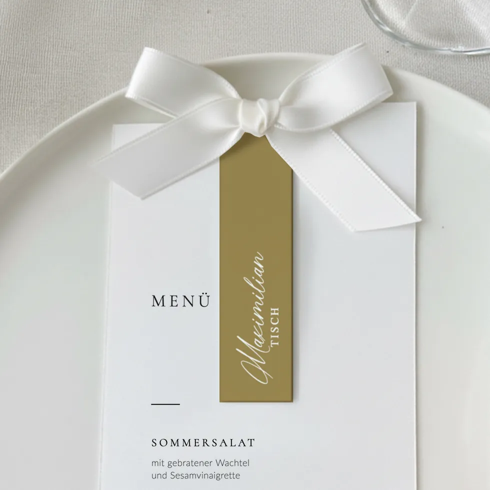 weddingstyle-feier-kalligraphie-gold-namenskarten-hoch image 1