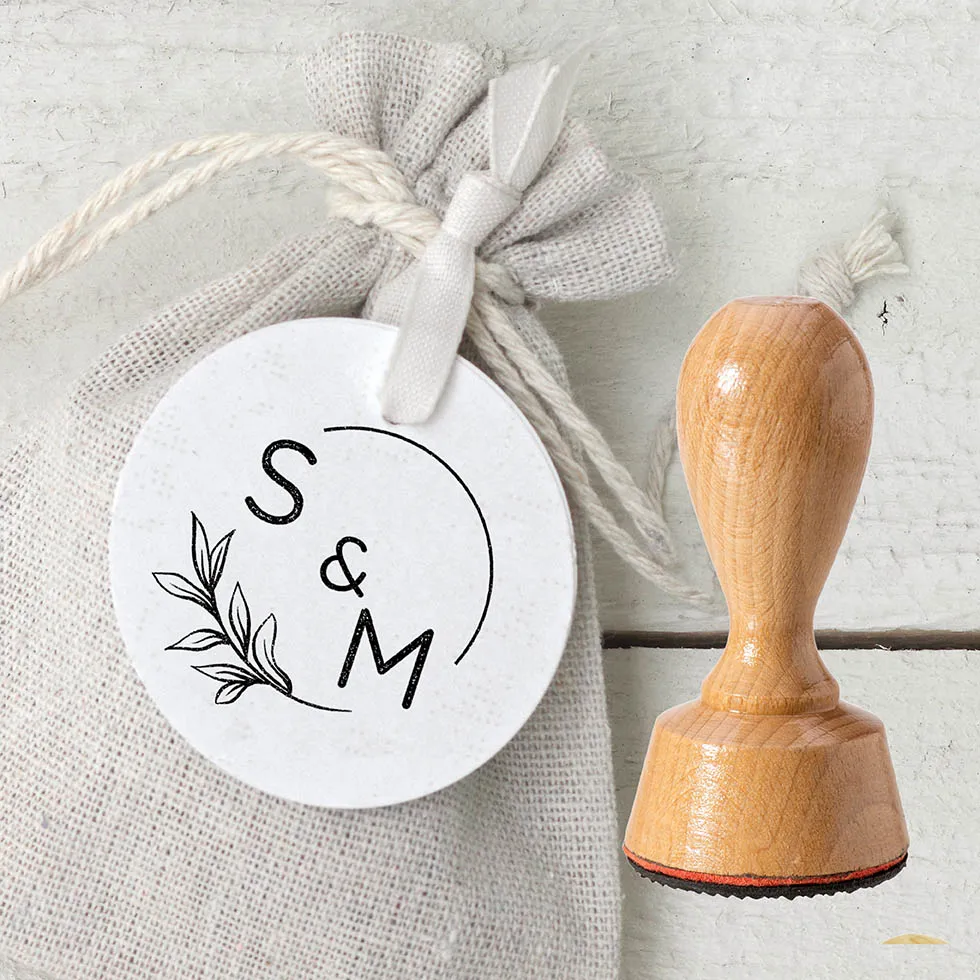 weddingstyle-stempel-initialen-eukalyptus-holzstempel-rund image 1