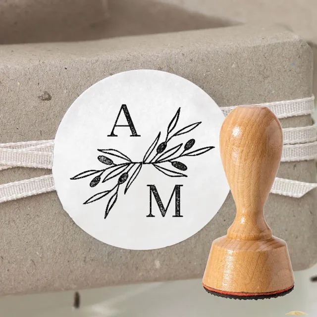 weddingstyle-hochzeitskarten-stempel-olivenzweig-mit-namen-rund-holz image 1
