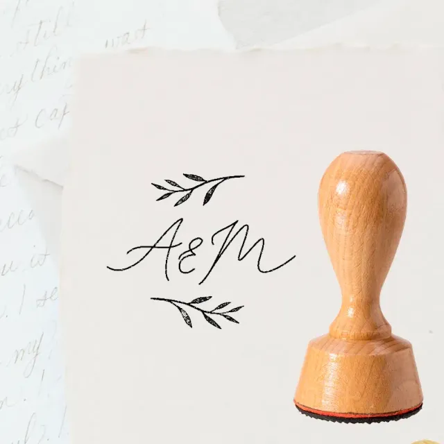 weddingstyle-feier-hochzeitsstempel-initialen-romantisch-holz-40mm image 1