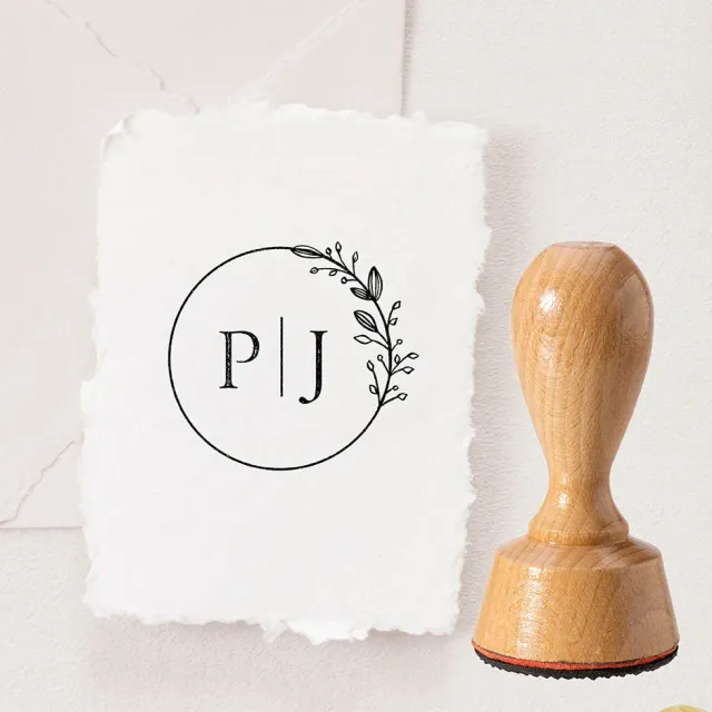 weddingstyle-initialen-eukalyptus-hochzeitsstempel-holz-40-mm image 1