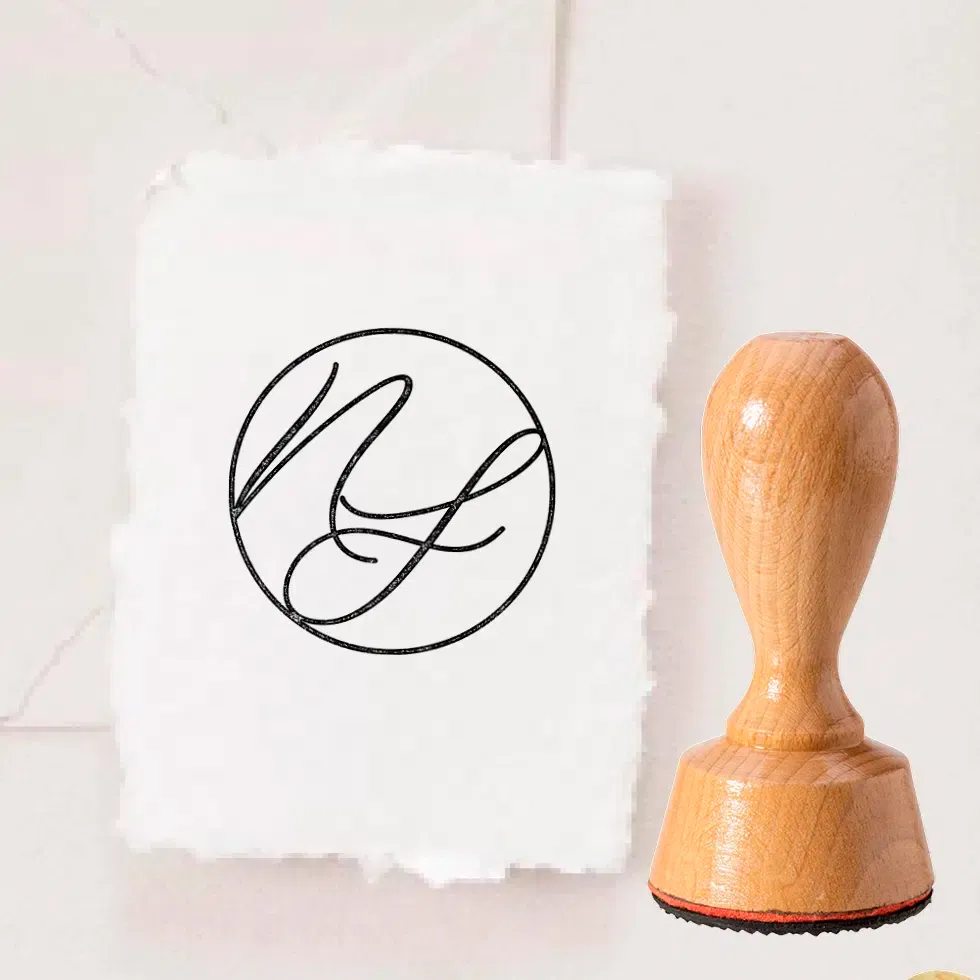 weddingstyle-hochzeitskarten-stempel-initialen-kalligraphie-holz image 1