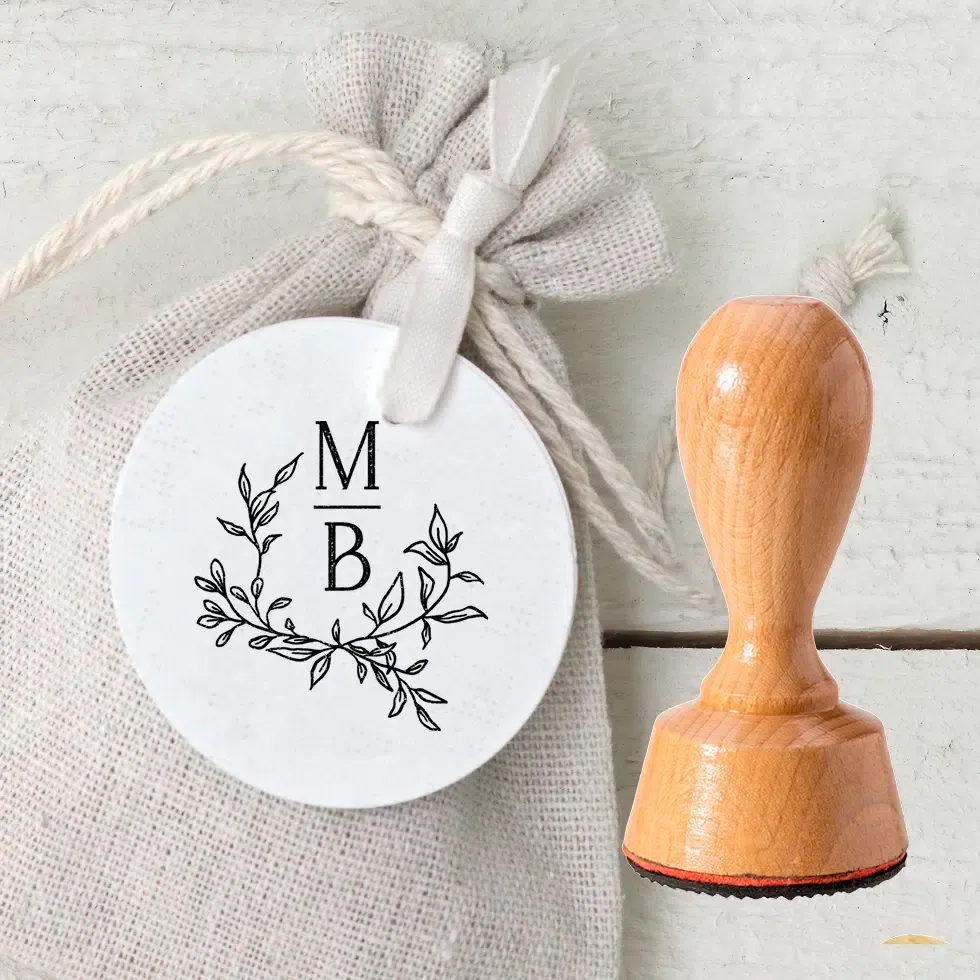 weddingstyle-hochzeitskarten-stempel-hochzeitslogo-zweig-initialen-holz image 1