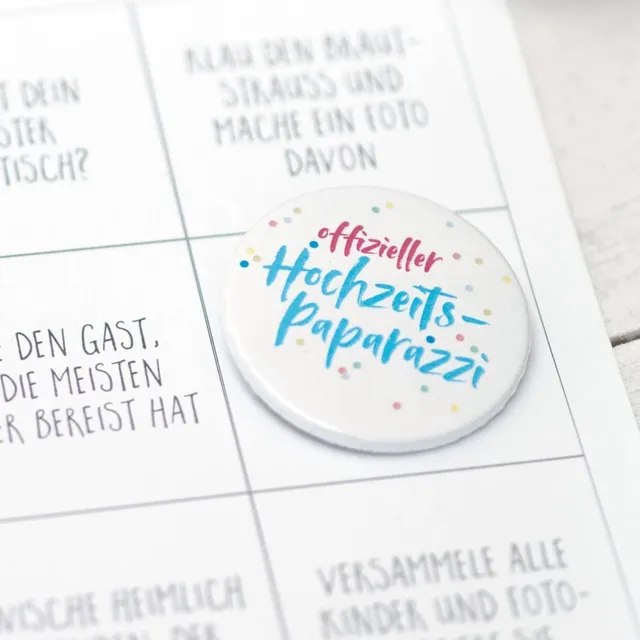 weddingstyle-spiele-button-offizieller-hochzeitspaparazzi-38mm image 1