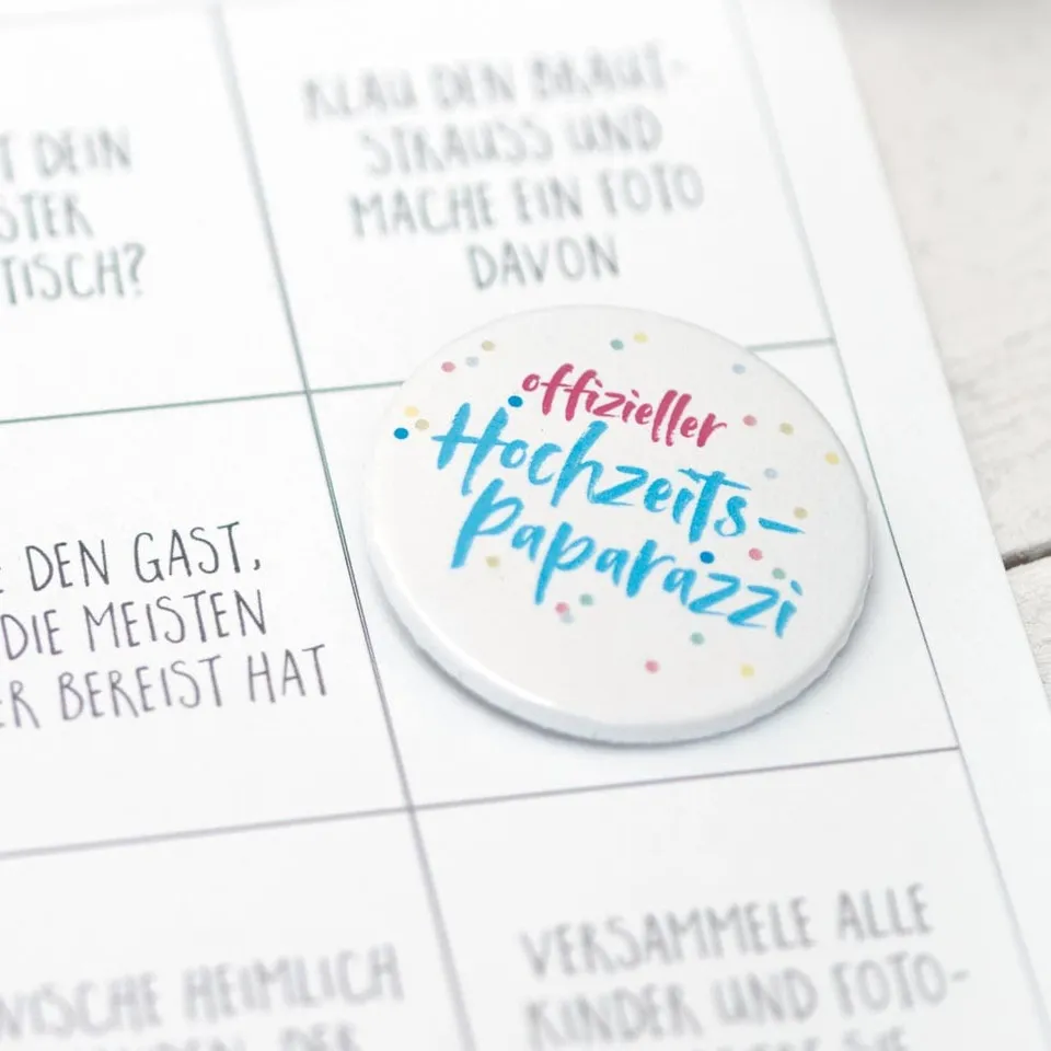 weddingstyle-spiele-button-offizieller-hochzeitspaparazzi-38mm image 1