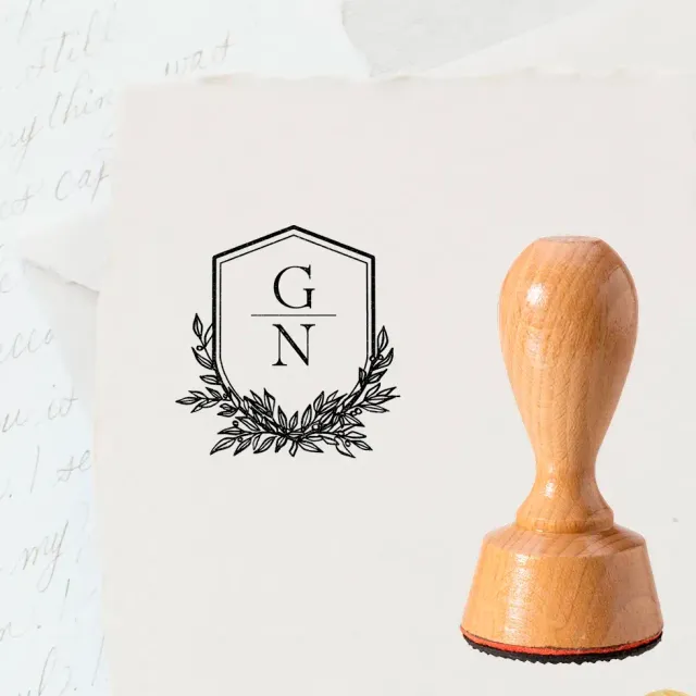 weddingstyle-hochzeitsstempel-wappen-rund-holzgriff-40-mm image 1