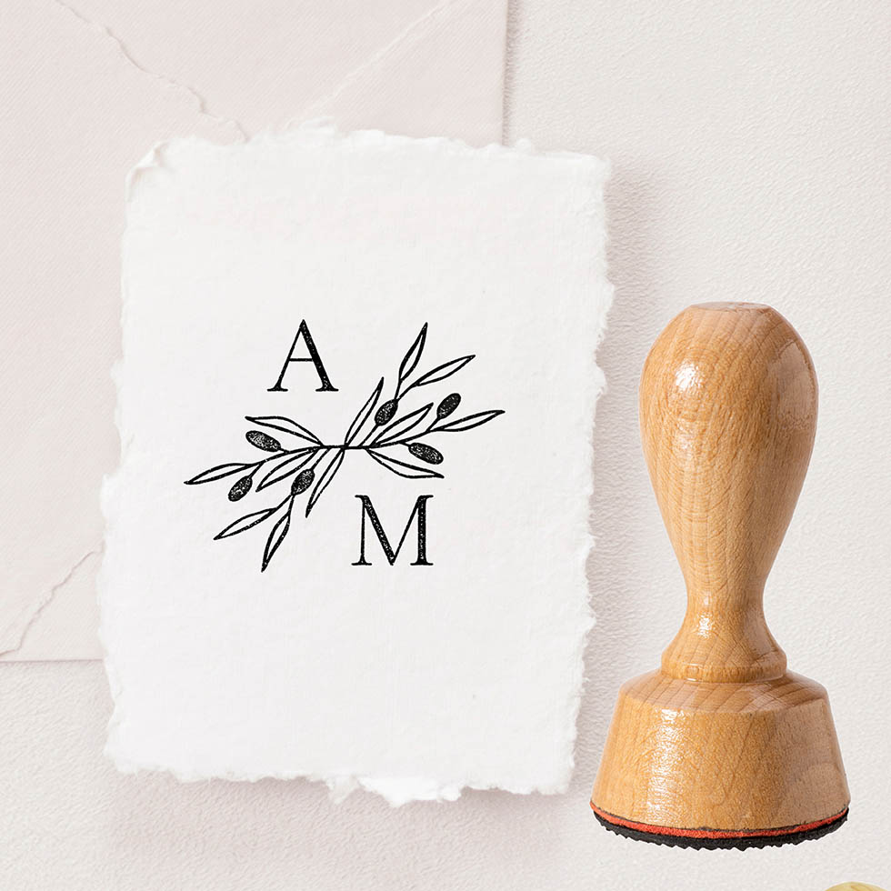 weddingstyle-hochzeitskarten-stempel-olivenzweig-mit-namen-rund-holz image 2