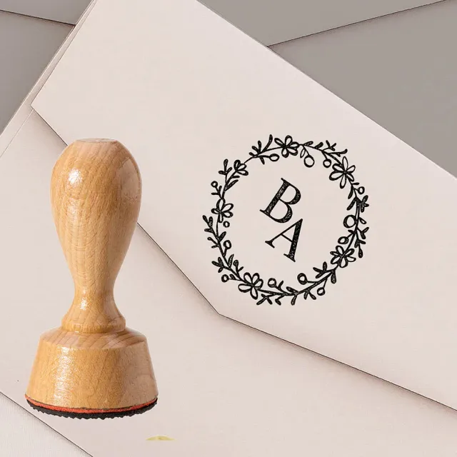 weddingstyle-hochzeitskarten-stempel-initialen-kranz-holzstempel image 1