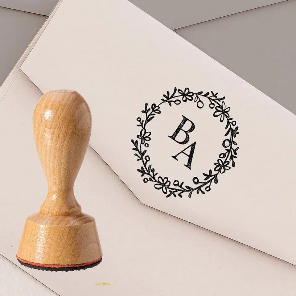 weddingstyle-hochzeitskarten-stempel-initialen-kranz-holzstempel image 1