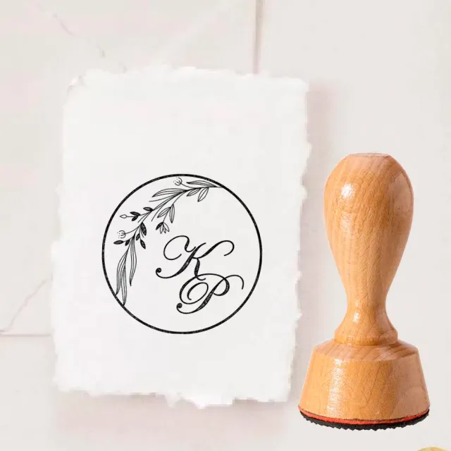 weddingstyle-hochzeitskarten-stempel-initialen-kalligraphie-ranke image 1
