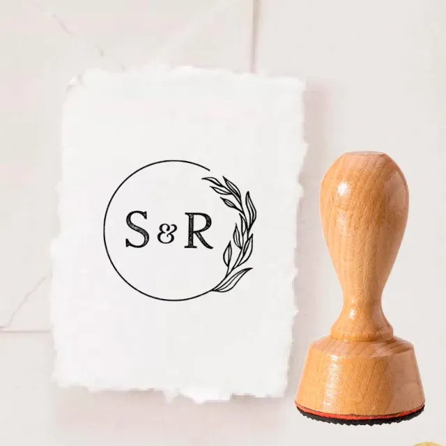 weddingstyle-eukalyptus-initialen-hochzeitsstempel-rund-holz image 1