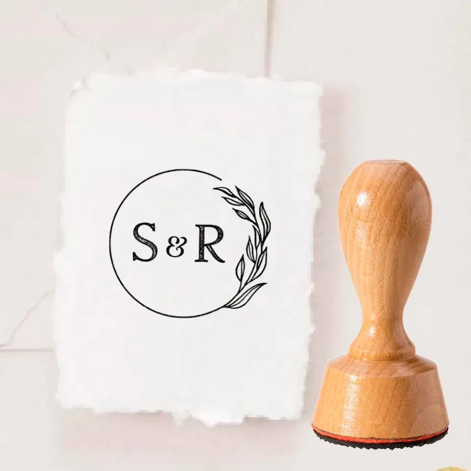 weddingstyle-eukalyptus-initialen-hochzeitsstempel-rund-holz image 1