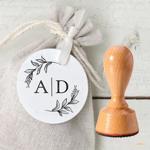 weddingstyle-hochzeitsstempel-initialen-romantisch-holz-rund image 1