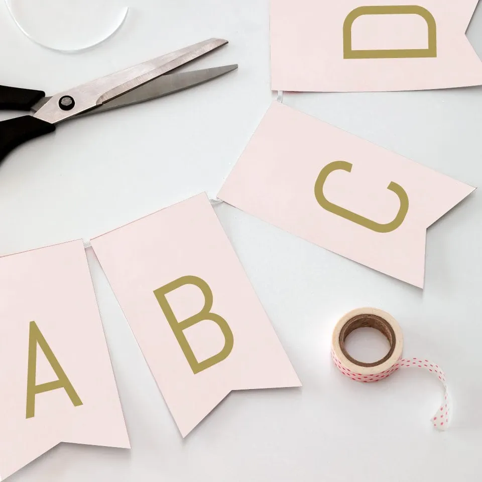 weddingstyle-feier-diy-girlande-rosa-gold-buchstaben-wimpel image 1