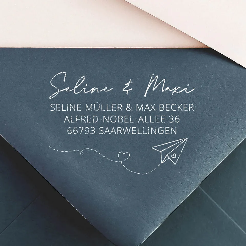 weddingstyle-hochzeitskarten-adressstempel-papierflieger-herz-holzstempel image 1