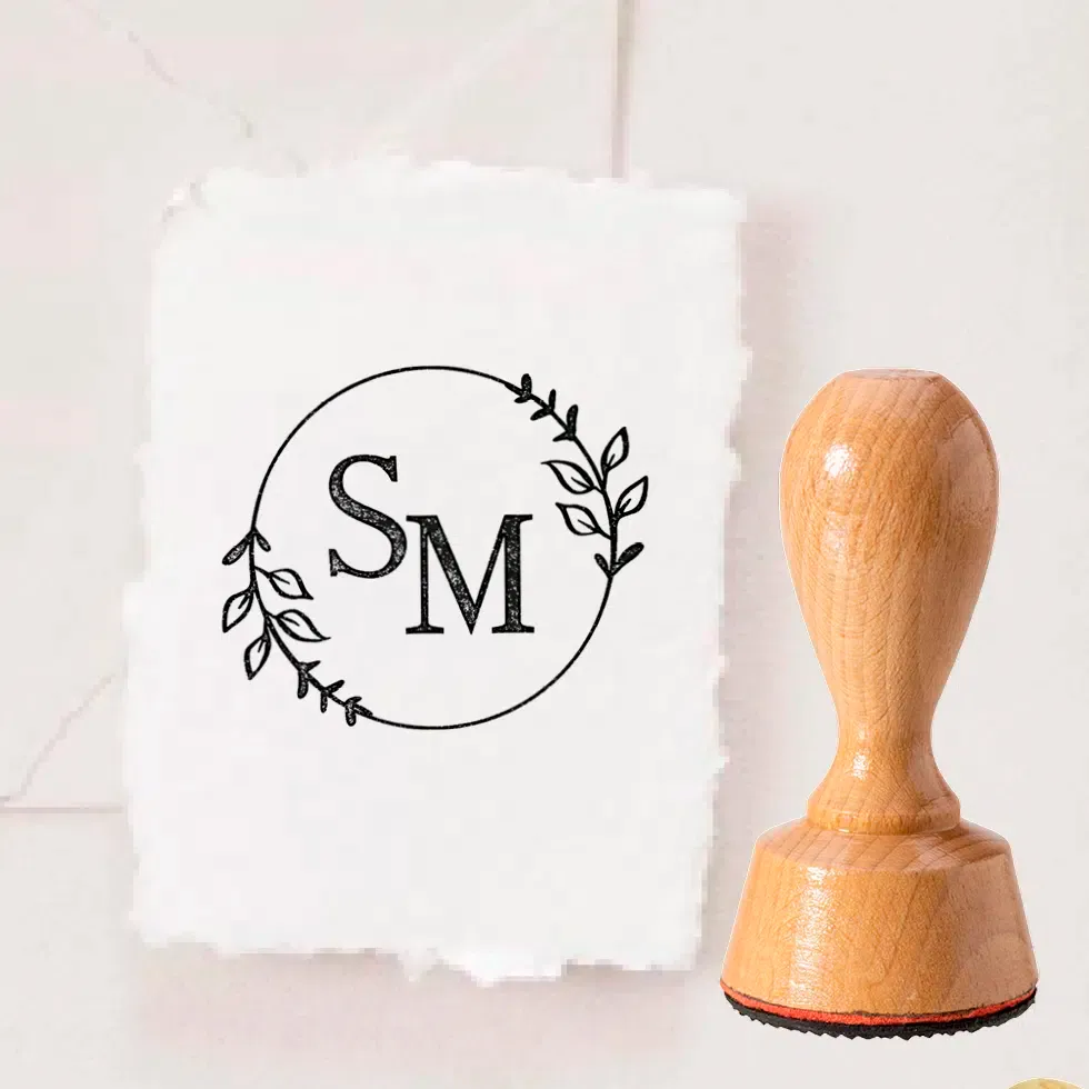 weddingstyle-kranz-stempel-rund-initialen-30-40-50-mm-holz image 1