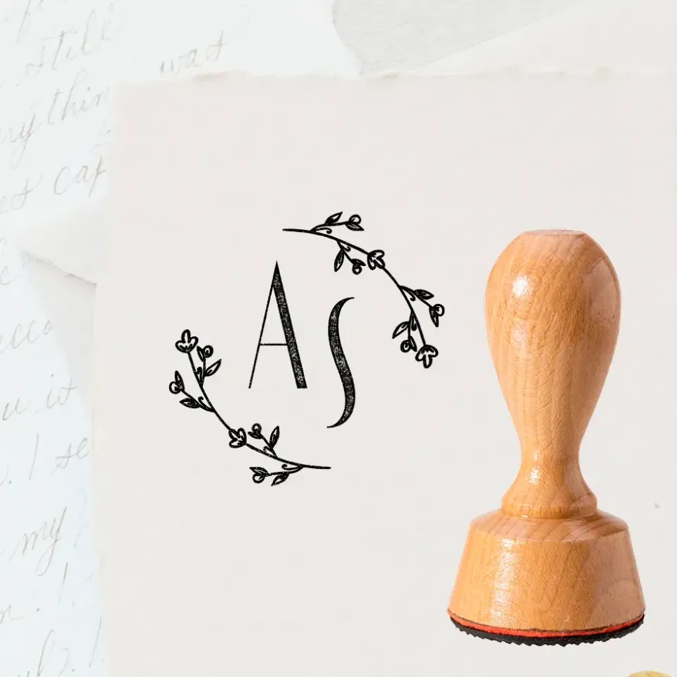 weddingstyle-hochzeitskarten-stempel-elegant-initialen-holzstempel image 1