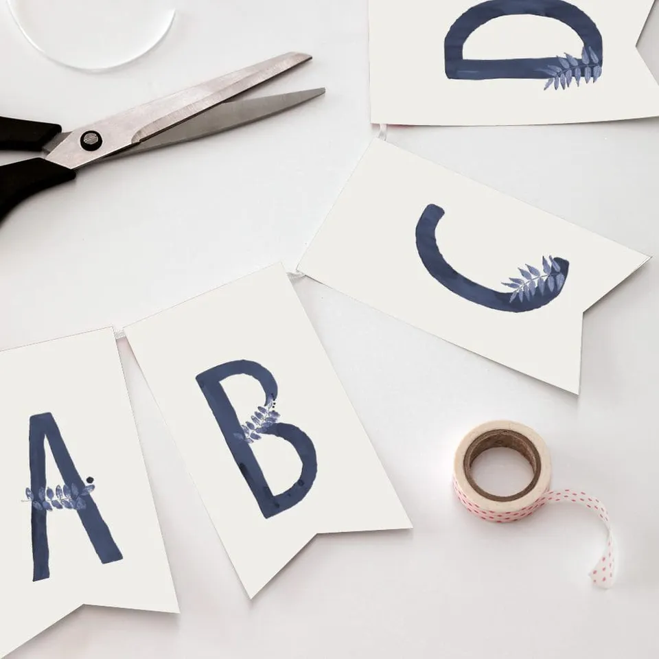 weddingstyle-feier-diy-girlande-blau-zweig-buchstaben image 1