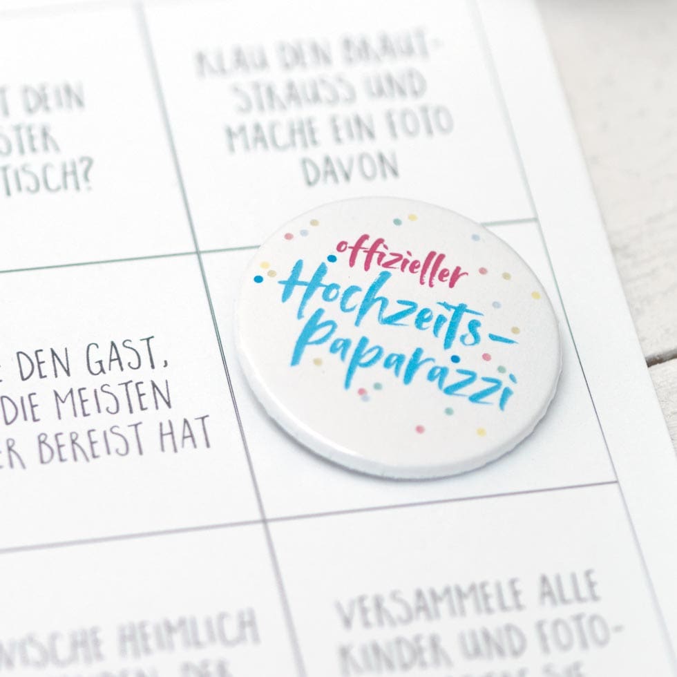 weddingstyle-spiele-button-offizieller-hochzeitspaparazzi-38mm image 1